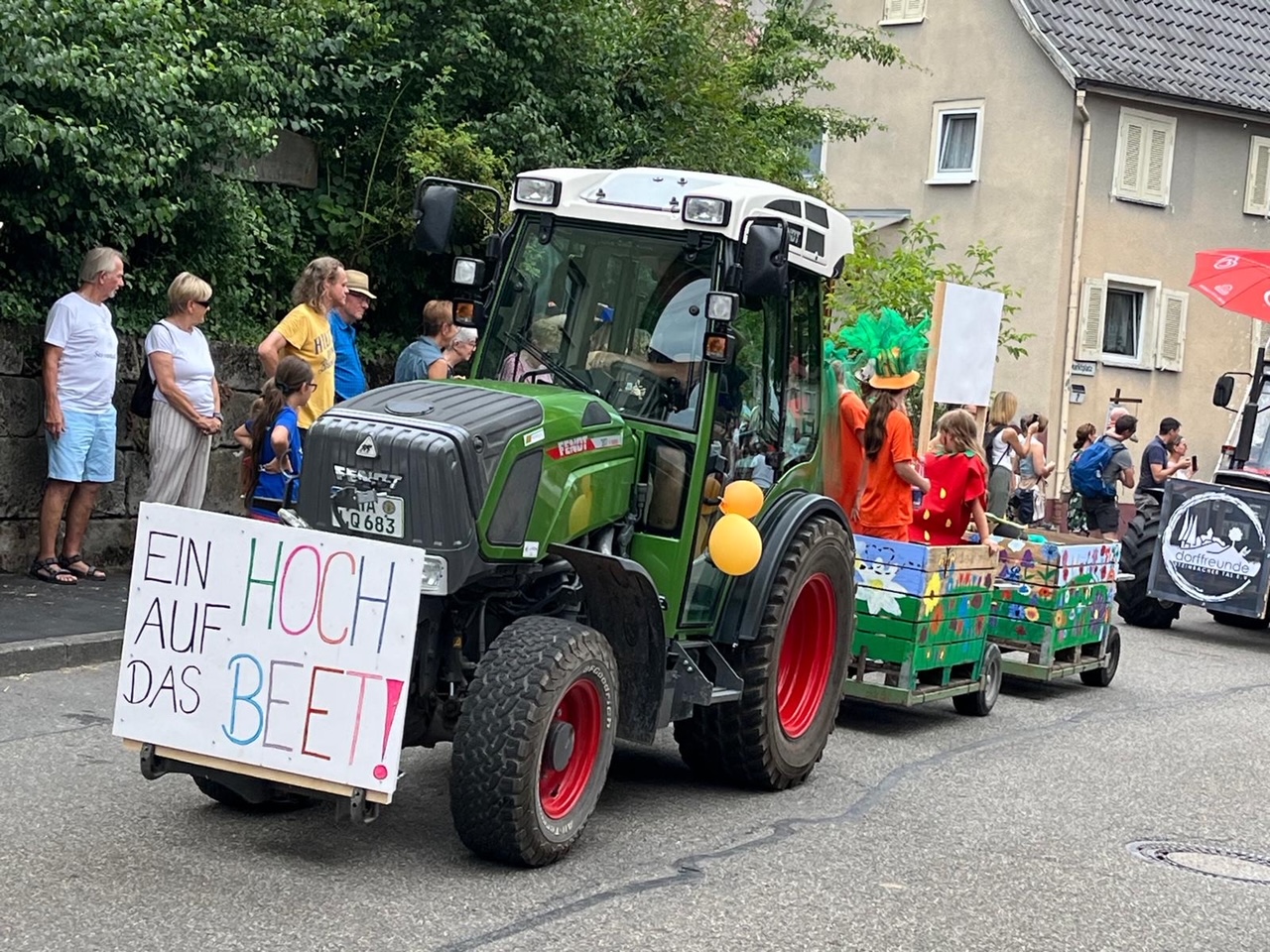  Traktor mit Klasse 4 auf dem Kinderfest 