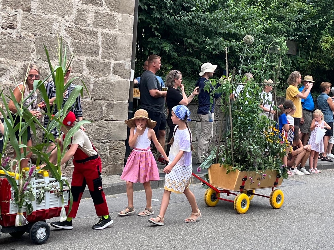  Kinder laufen mit Handwagen 