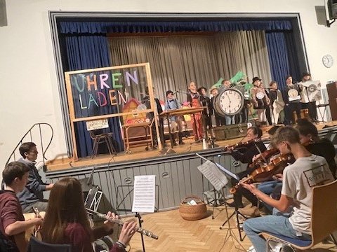  Kinder auf der Bühne mit Orchester 