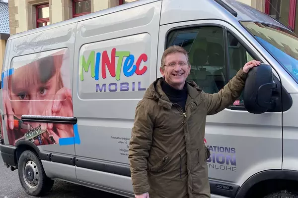 Peter Lippold vor dem Mintec Mobil